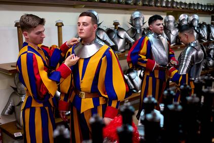 La vestizione delle Guardie svizzere del Papa 7