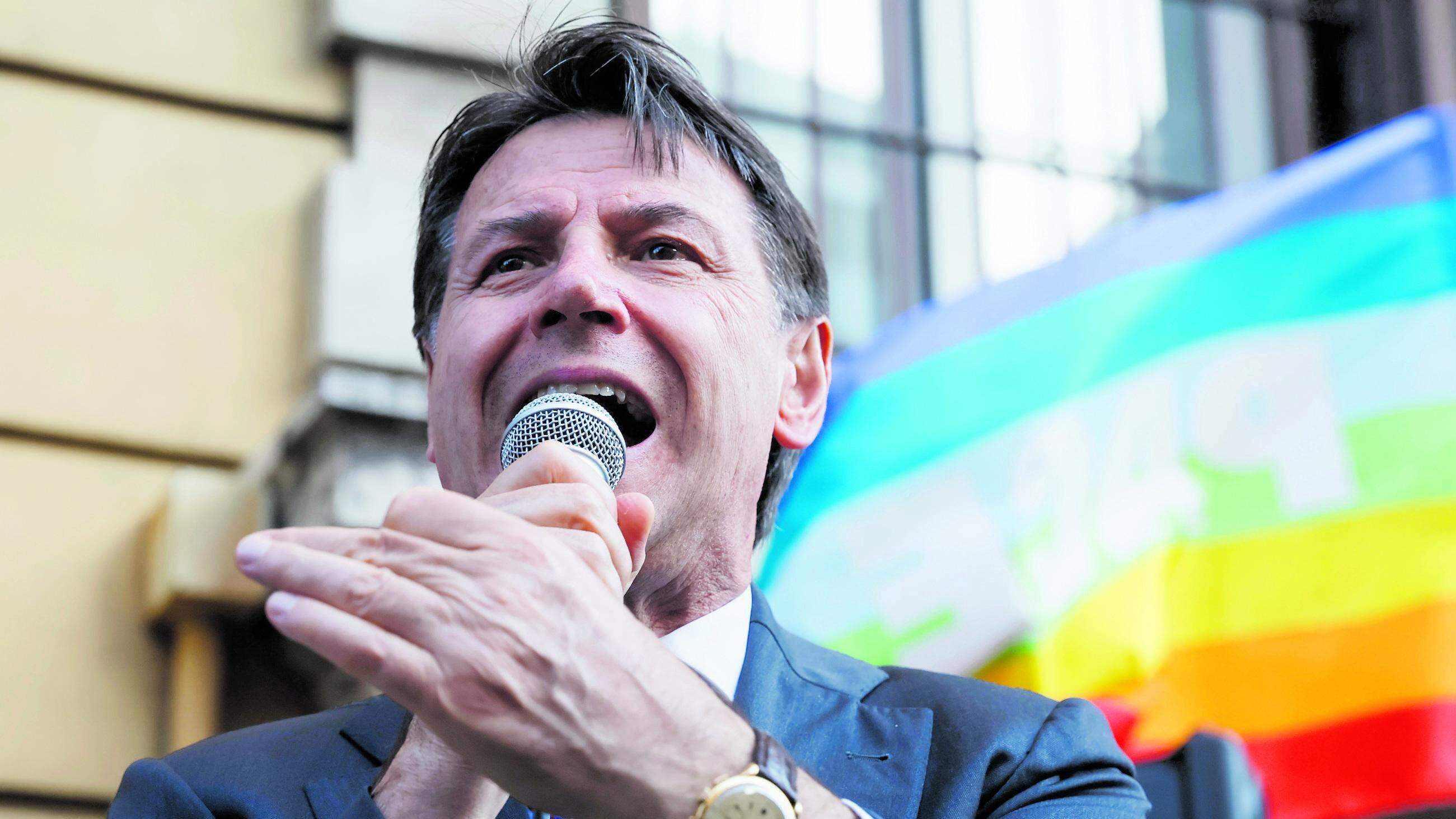 “Ci sarà una sorpresa”. La mossa di Conte in Ue: con chi va il M5S dopo il voto