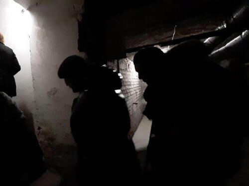 Trecentottanta chiusi in un bunker per un mese. Ora spuntano i morti per asfissia