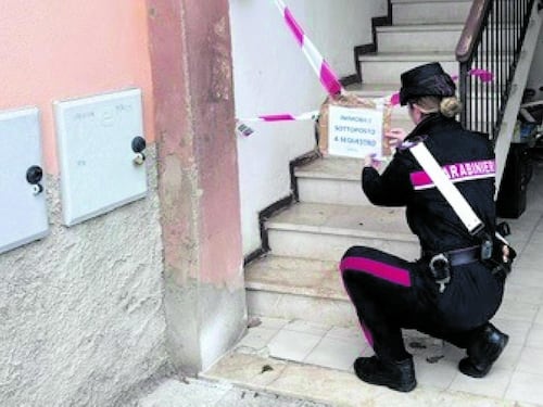 Presa a martellate dall'ex: rischia la vita