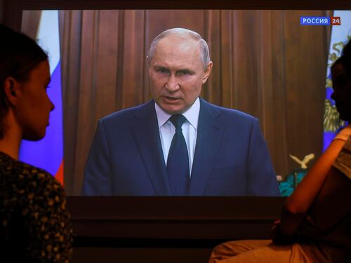 "A Kiev volevano che la Russia soffocasse nel sangue". Putin tende la mano alla Wagner