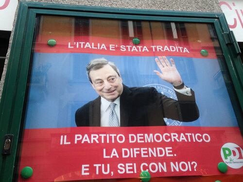 A Milano il Pd "vota" Draghi. Al circolo spunta il volto del premier