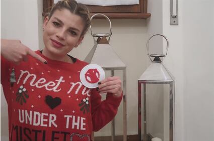 Emma Marrone, sexy in calze a rete 24