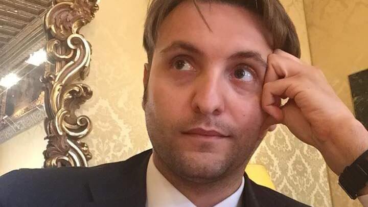 Di Maio promuove l'amico sessista sul web. Stipendio raddoppiato
