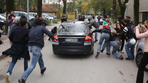 L'auto di Matteo Salvini distrutta dagli antagonisti 2