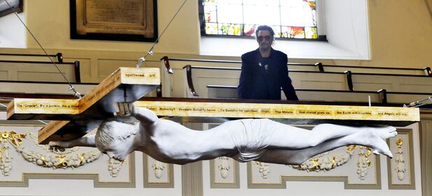 Pete Doherty "crocifisso" in una chiesa londinese 4