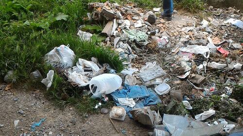 Degrado a Ventimiglia: tra i rifiuti dei clandestini anche una statua di Gesù 5