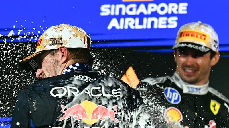 F1, Verstappen vince a Singapore davanti a Leclerc e Antonelli. Hamilton 5°