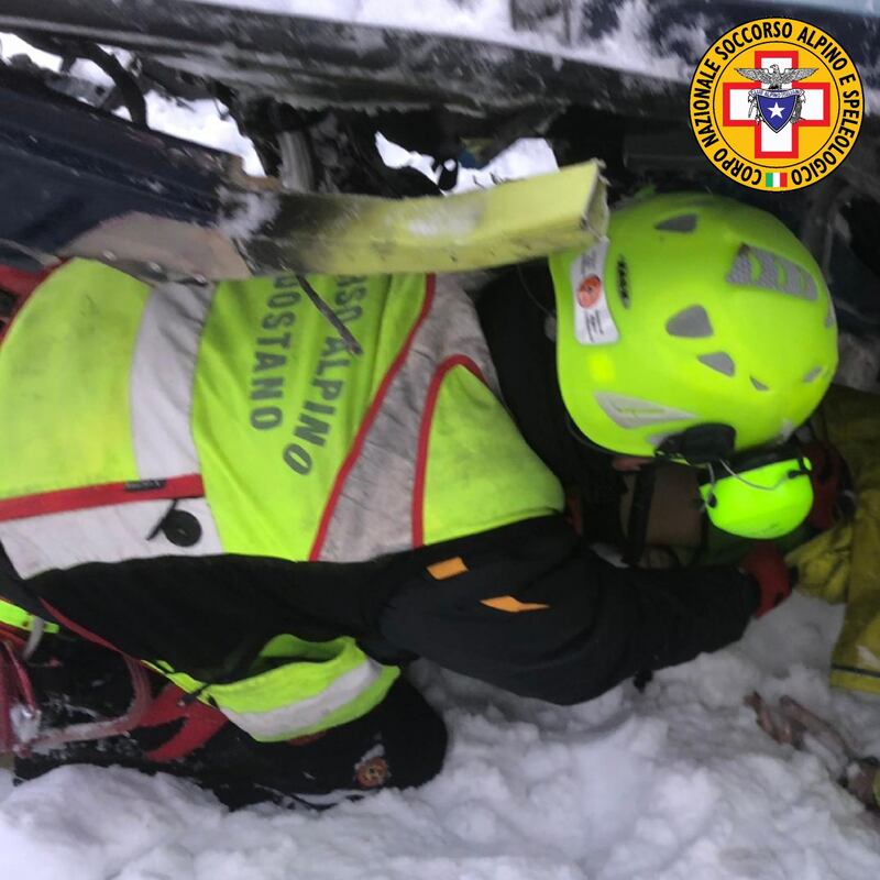 Valle d'Aosta, le foto dei soccorsi dopo lo scontro tra aereo ed elicottero 3