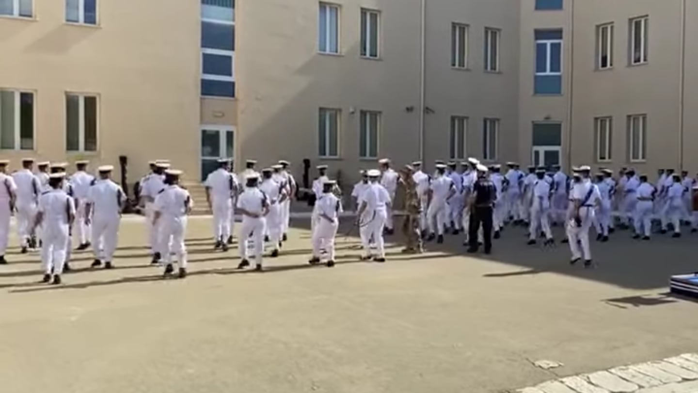 Che tristezza il ballo di gruppo della Marina