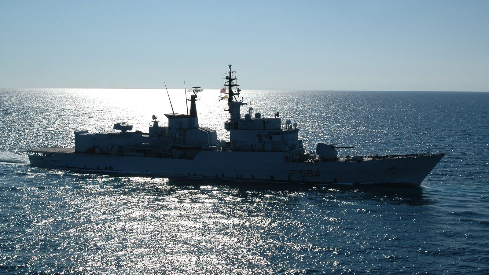 Migranti, il piano dei generali: "Ora schierare muro di navi"