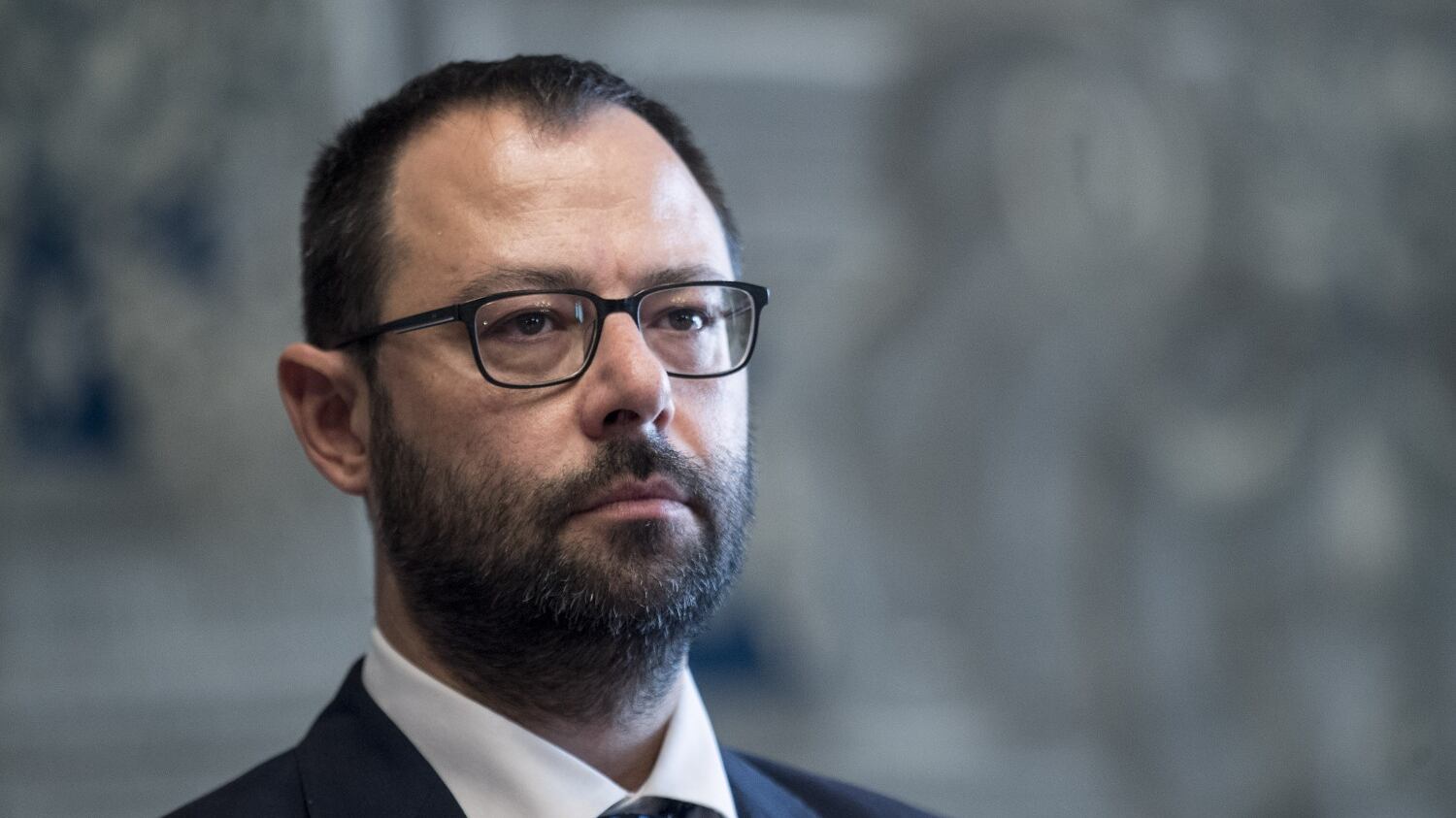 Patuanelli: "Ora statalizziamo Alitalia. Basta coi prestiti ponte a fondo perso"