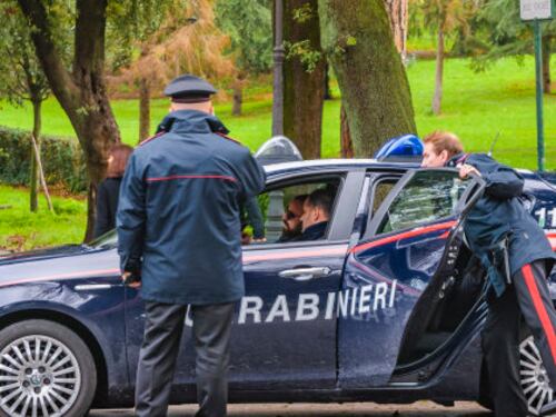 Nigeriana tenta di strangolare ragazza senza motivo, subito libera