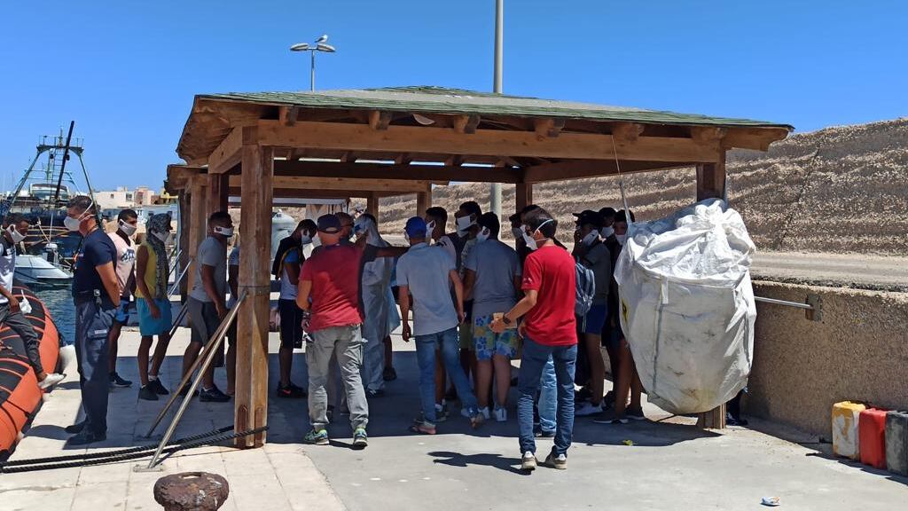 La Sicilia è un far west. Centinaia di migranti in fuga dagli hotspot
