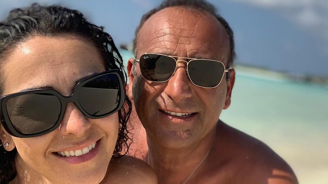 Carlo Conti fa gli auguri alla moglie. E arriva l'ironia di Pieraccioni
