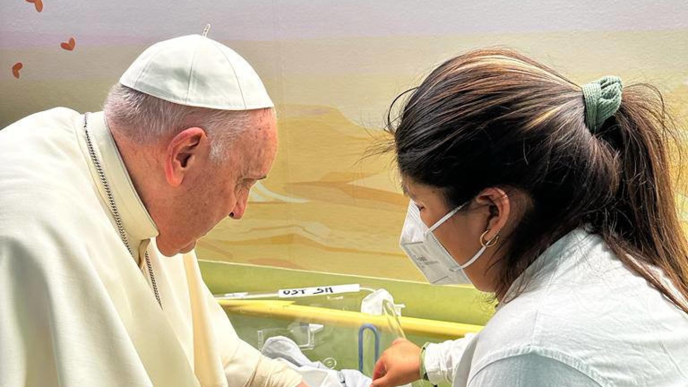 Papa Francesco visita i bimbi del Gemelli e battezza un neonato in Oncologia
