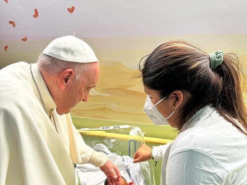 Papa Francesco visita i bimbi del Gemelli e battezza un neonato in Oncologia