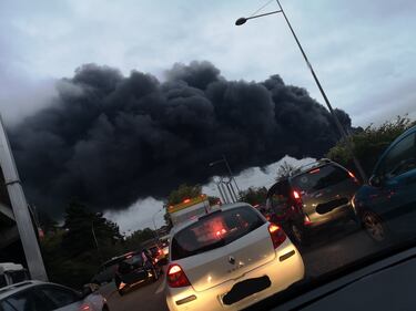 Rouen, incendio in un impianto chimico: nube nera sulla città 1