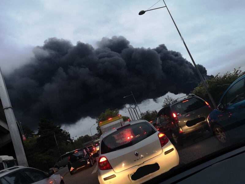 Rouen, incendio in un impianto chimico: nube nera sulla città 1
