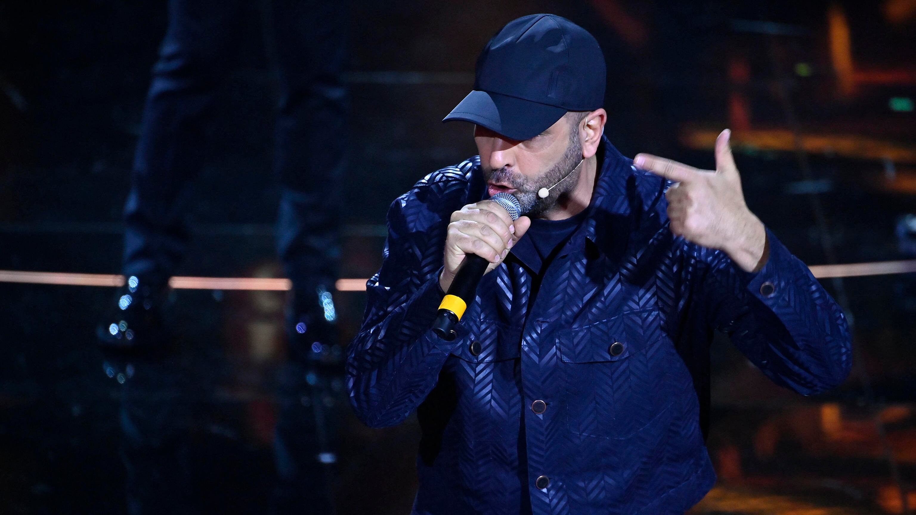 Checco Zalone sbertuccia i virologi: "Fazio vi chiama..."