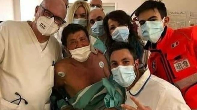 Morandi e la foto dall'ospedale: ecco come sta adesso il cantante dopo le ustioni