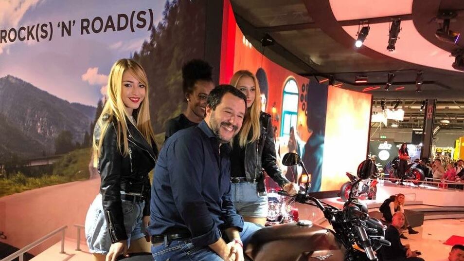 "È un momento di debolezza...". E Salvini si concede una sigaretta
