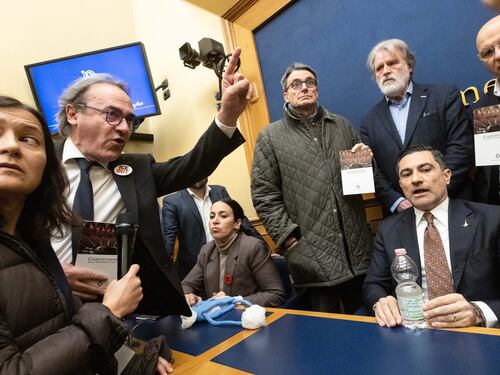L'opposizione occupa la sala stampa della Camera: annullate tutte le conferenze della giornata. La Lega insorge: "Mattarella tuteli libertà di parola"