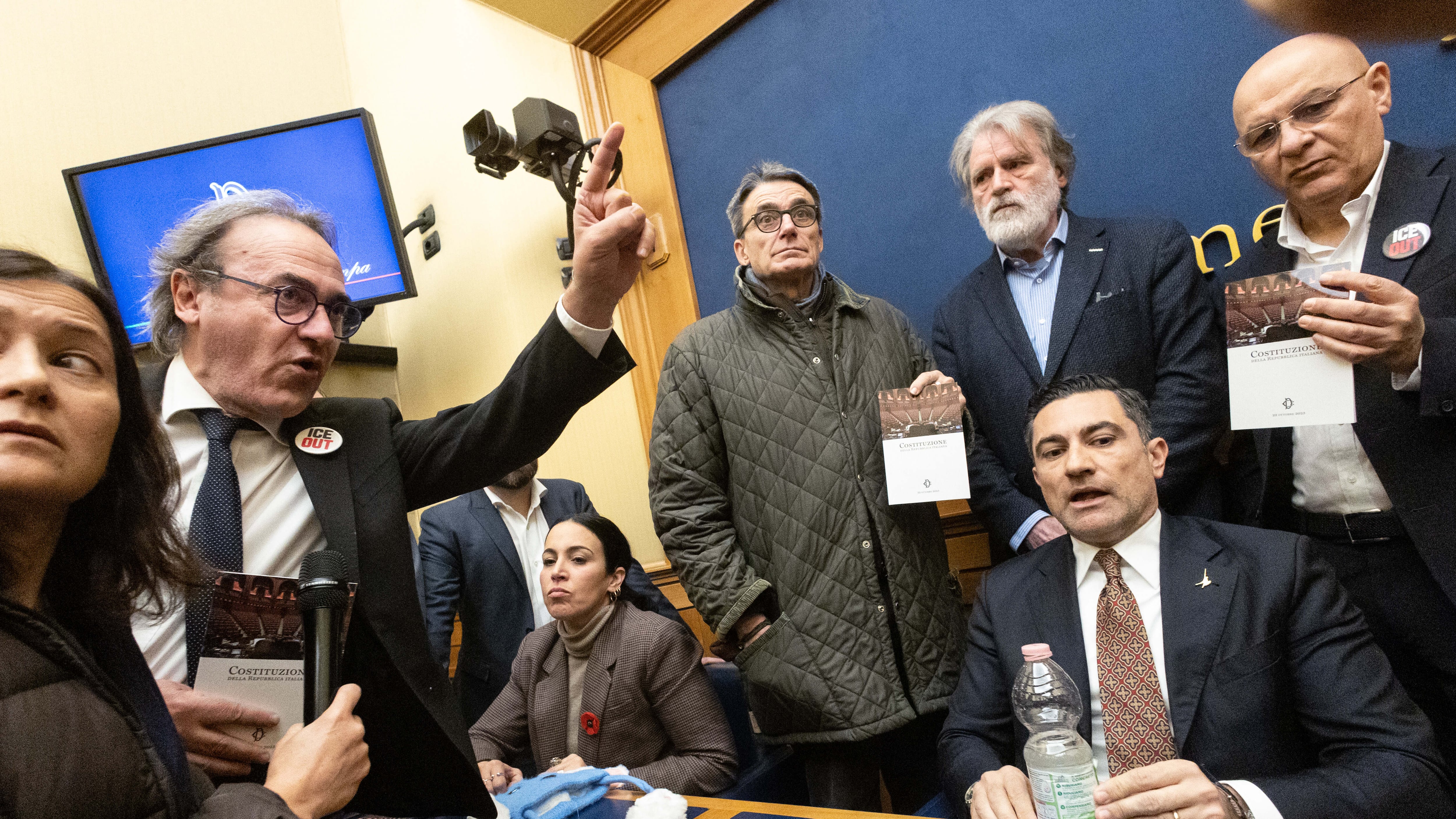 L'opposizione occupa la sala stampa della Camera: annullate tutte le conferenze della giornata. La Lega insorge: "Mattarella tuteli libertà di parola"