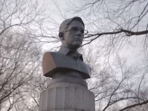 In un parco newyorchese spunta un busto "clandestino" di Snowden