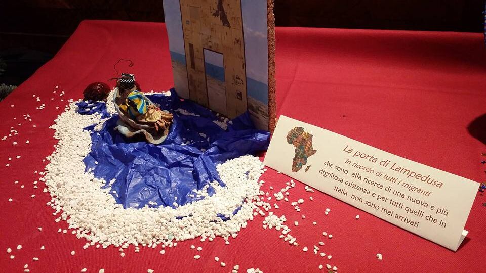 Tra i presepi per Natale spunta pure lo sbarco dei migranti