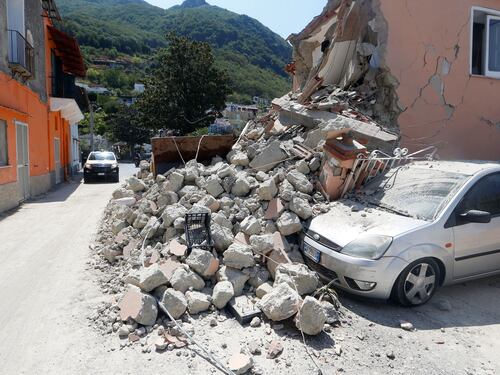 Terremoto a Ischia, polemica sulle case: "Non si può morire così"