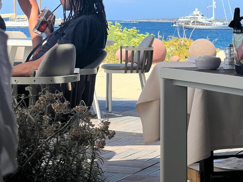 I post pro Palestina e l'attivismo di Ghali dal resort di lusso in Costa Smeralda