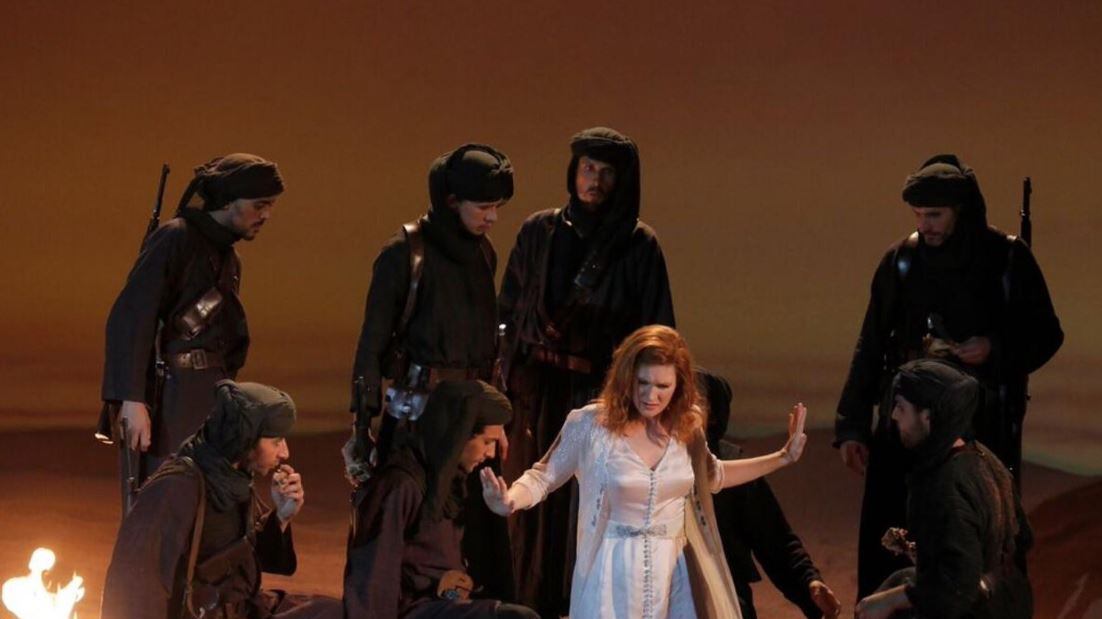 Ecco il "Mozart choc", le bandiere nere dell'Isis sventolano sul palco