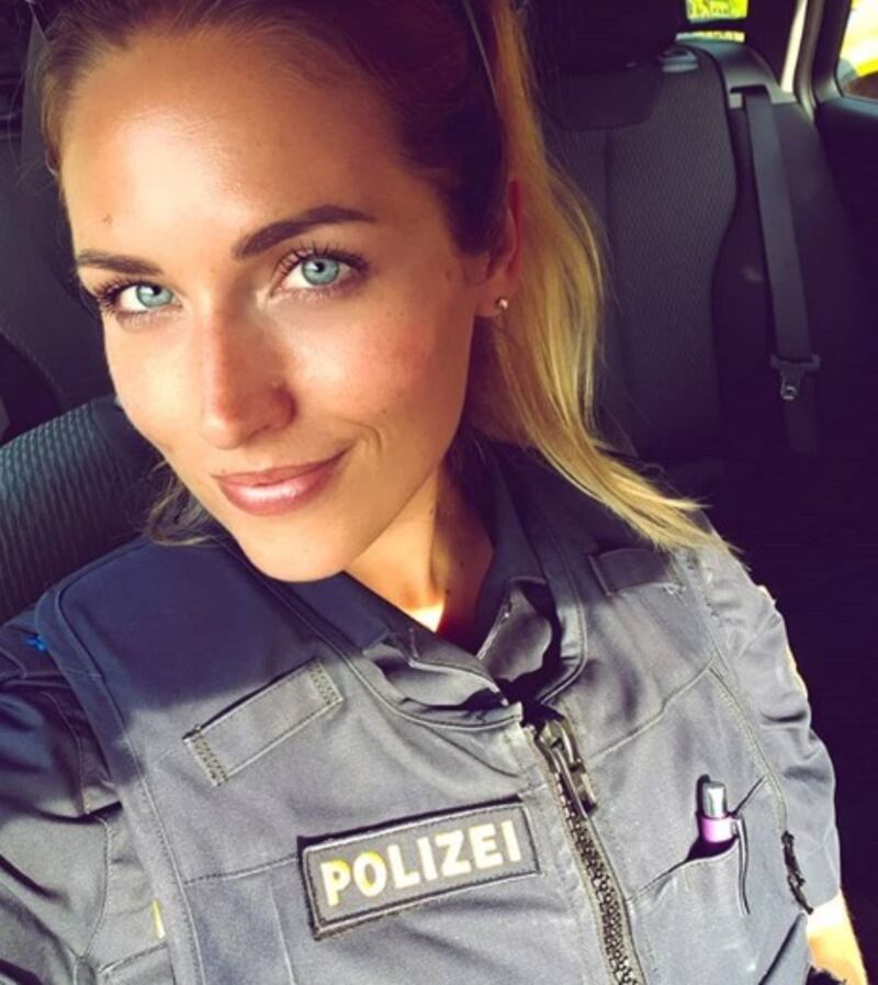 Gli scatti delle sexy poliziotte tedesche 1