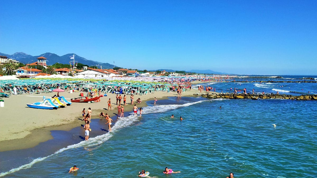 Romeno occupa una casa per far le vacanze al mare