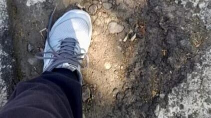 "Non si può fare". Il sindaco contro il 72enne multato per aver riparato una buca