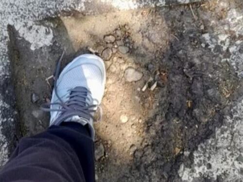 "Non si può fare". Il sindaco contro il 72enne multato per aver riparato una buca