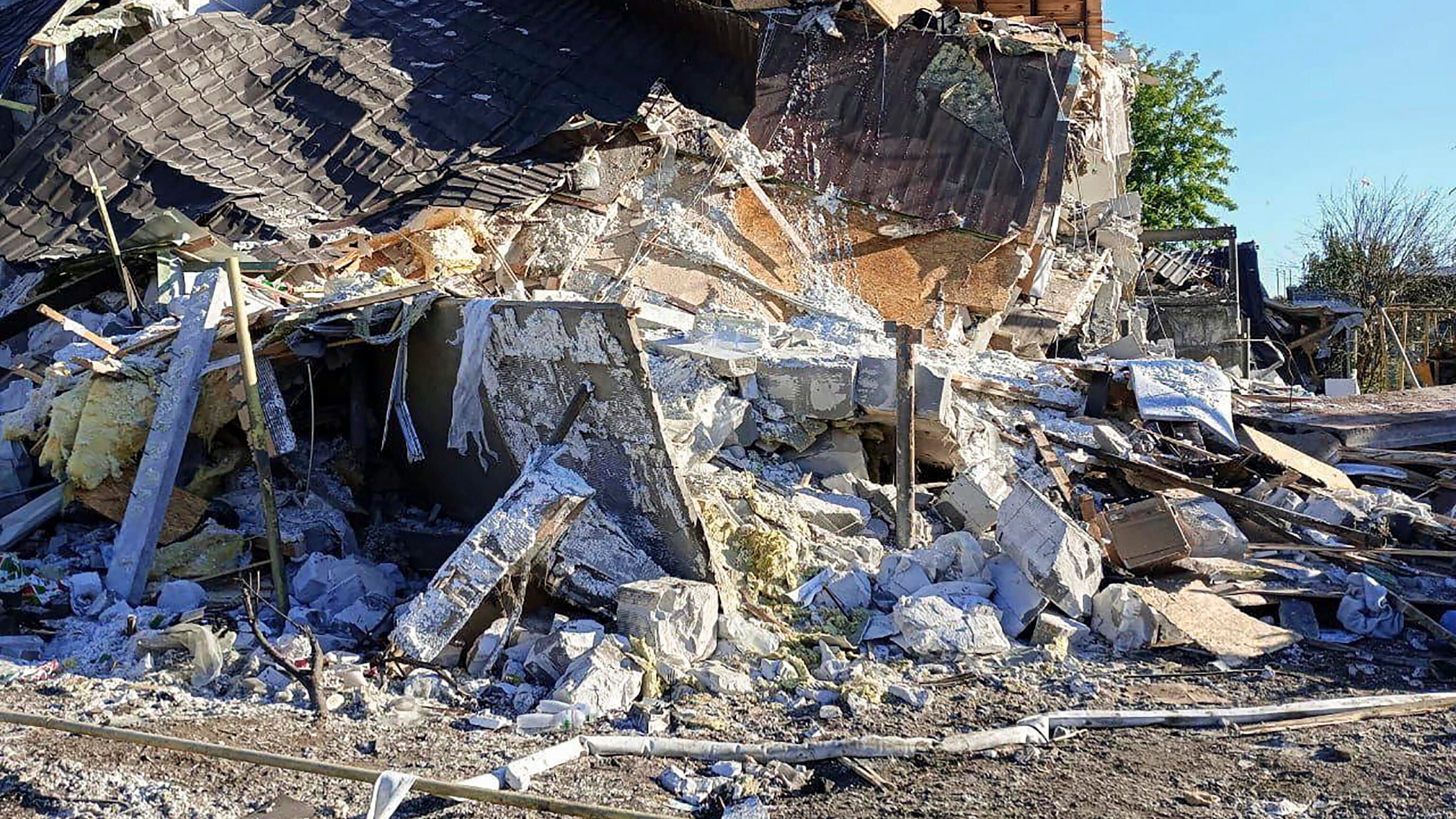 Rebus controffensiva. I russi: "Già respinta". Kiev: "Deliri, vedranno". E le prime incursioni spaventano il Cremlino