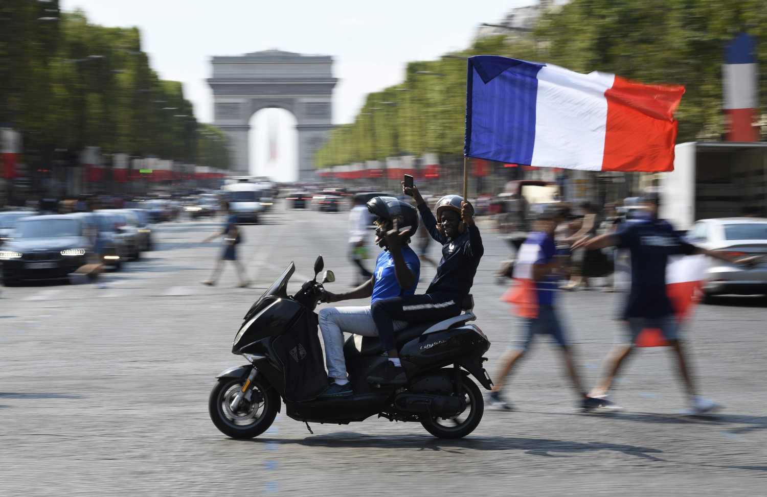 Francia campione del Mondo: tifosi in delirio sotto la Tour Eiffel 2