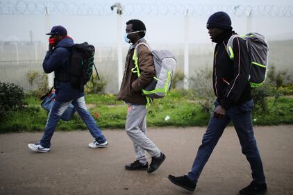 MIgranti costretti a lasciare il campo profughi di Calais 1