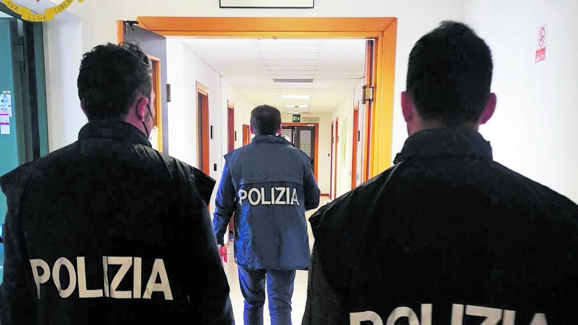 In borsa rossetto e tirapugni. Presa baby gang di ragazzine