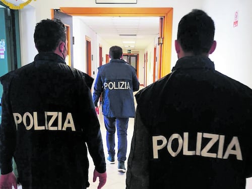 In borsa rossetto e tirapugni. Presa baby gang di ragazzine