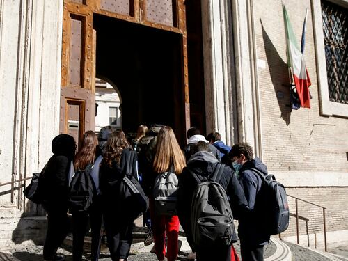 La svolta choc nel Lazio: bagni per trans a scuola