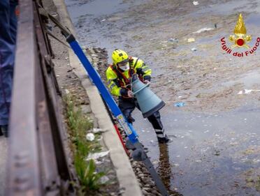 Milano, nordafricano scappa dalla polizia e si butta nel Naviglio in secca 4