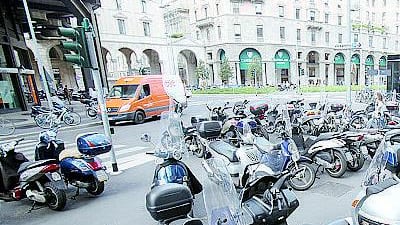 Emergenza parcheggi, ma nuovi divieti alle moto