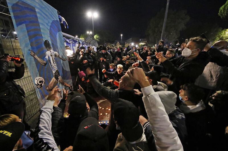 Assembramenti a Napoli per Maradona 1