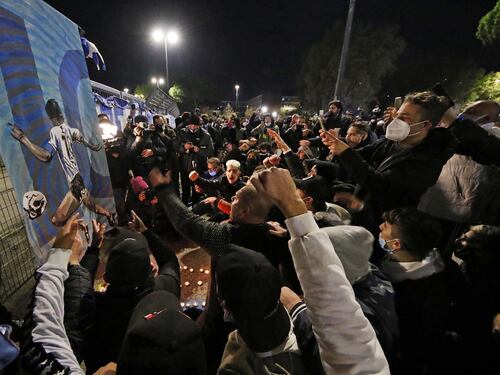 Assembramenti a Napoli per Maradona