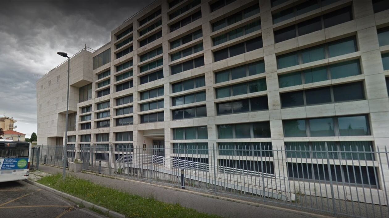 Rimini, schiaffi e calci alla figlia in strada: algerino assolto