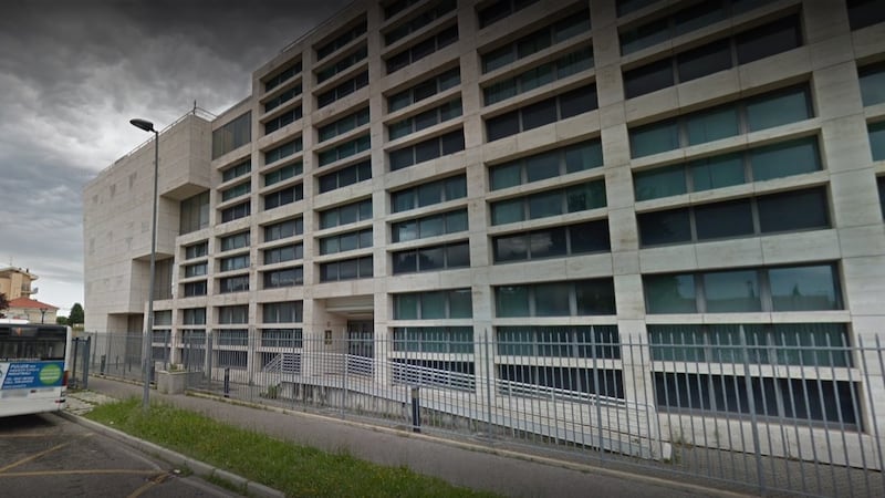 Rimini, 21enne costretta dalla fidanzata a sposare uno straniero: “Obbligata con minacce e umiliazioni”