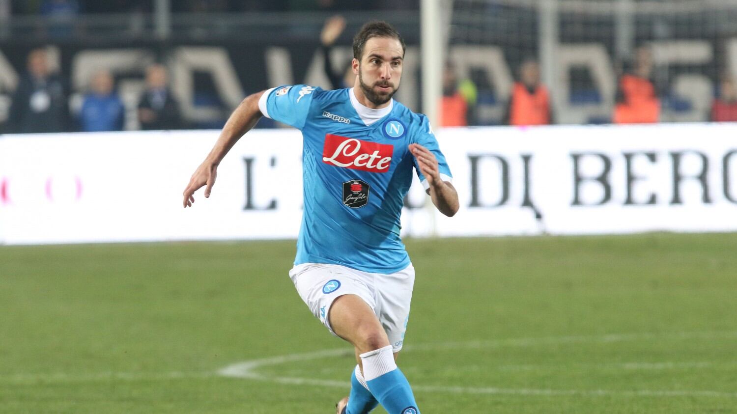 L'ultima beffa della Juve al Napoli. Higuain "comprato" con lo sconto